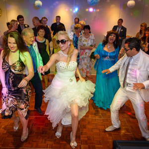 zdjęcie ślubne zabawa